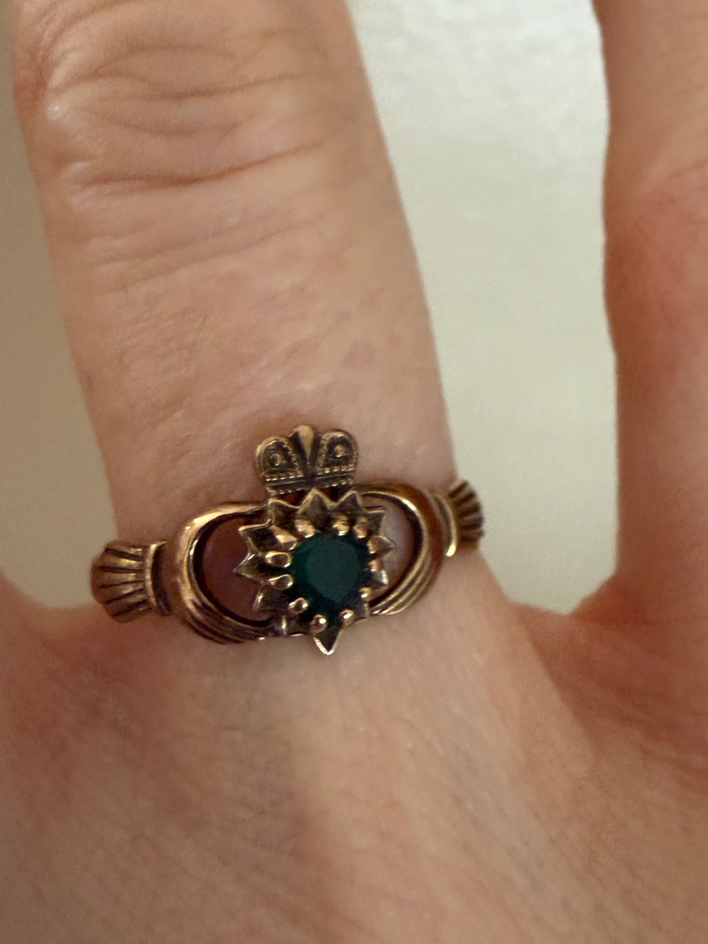 Real 9kt Gold stamps Emerald-Accent gemstone claddagh Irish Ring dainty Sz 6.5